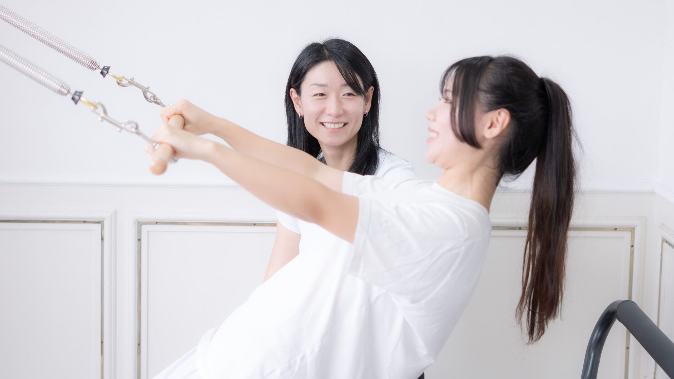 インストラクターに指導を受けている女性