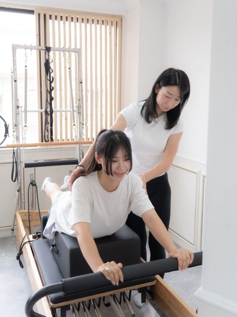 ピラティスの体験を受けている女性