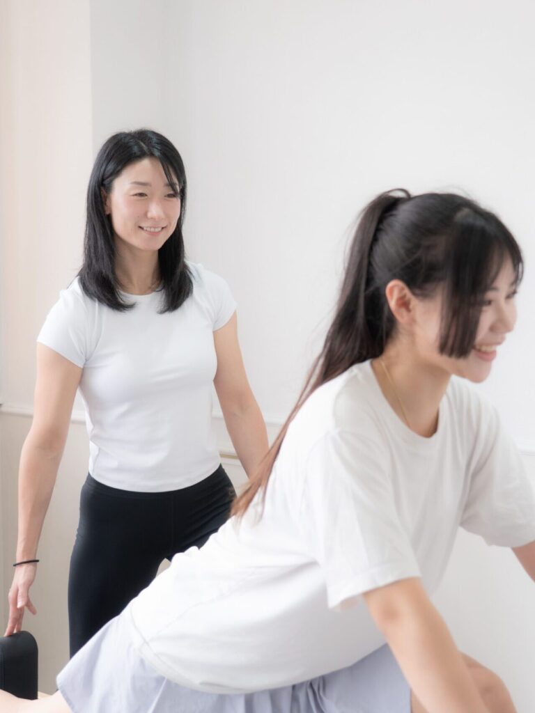 ピラティスの体験を受けている女性